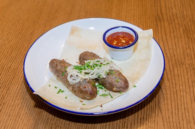 lula kebab met saus en pitabroodje