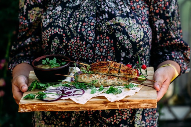 Photo lula kebab on pita bread with vegetables