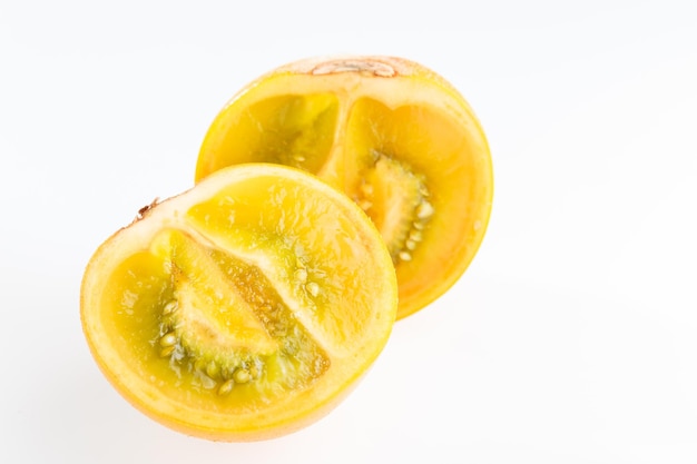 Lulo of naranjilla fruit op wit