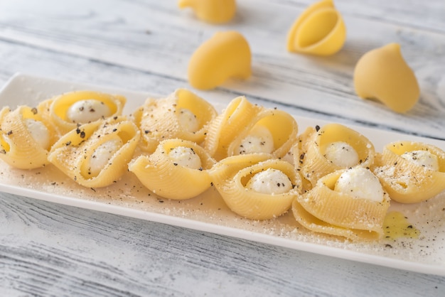 Foto lumaconi pasta gevuld met bocconcini