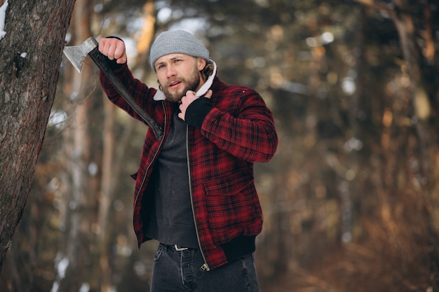 Photo lumberjack in the forest