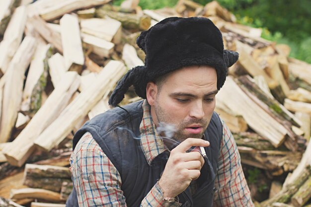 Foto boscaiolo con il cappello