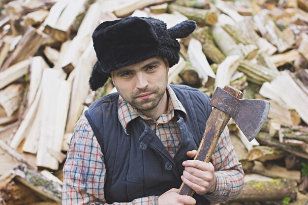 Foto boscaiolo con il cappello