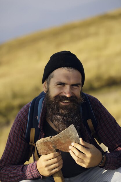 Foto lumberjack uomo hipster con ascia