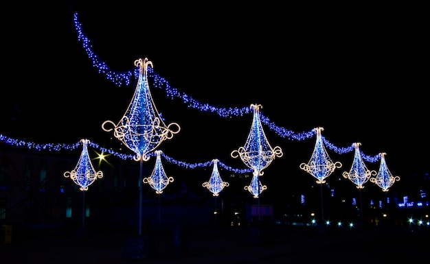 사진 파란색, 흰색, 주황색이 있는 램프 모양의 빛나는 크리스마스 장식