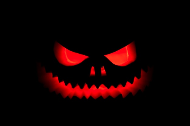 Foto profilo luminoso jolly roger su sfondo nero simbolo di halloween isolato sul nero