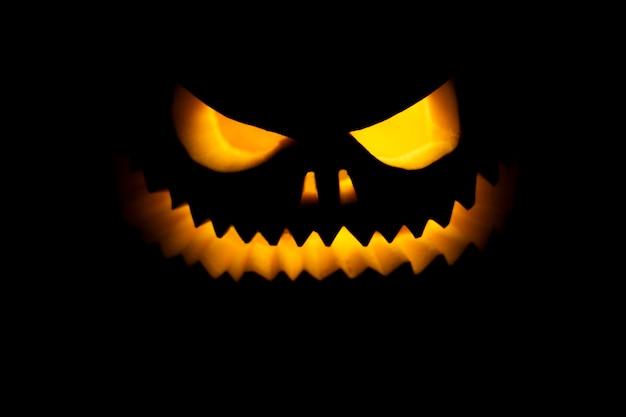 Фото Светящиеся очертания веселого роджера на черном фоне символ хэллоуина изолировать на черном