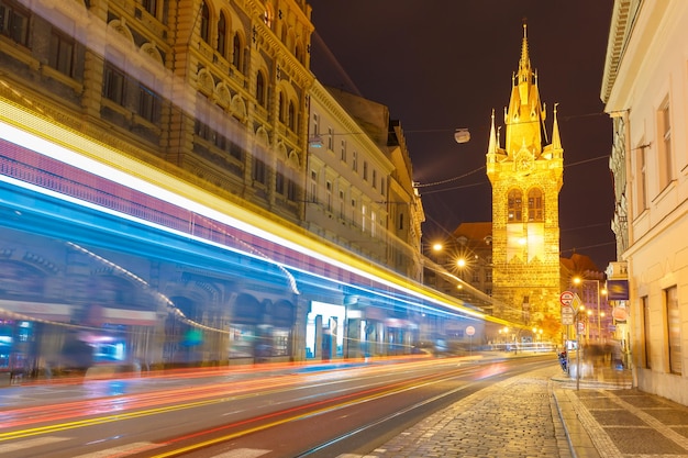 Светящаяся дорожка от трамвая в Праге Чехия