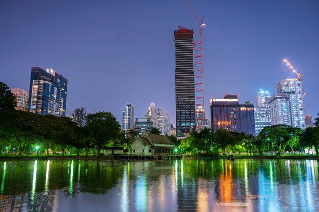 Photo lumphini park a large park located in the heart of the capital city of bangkok thailand