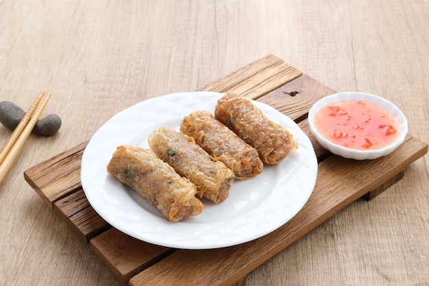 Lumpia Kulit Tahu, 두부 껍질로 감싼 치킨 새우 춘권. 소스와 함께 제공됩니다.