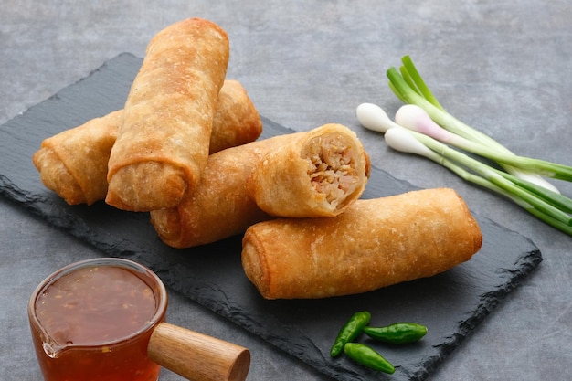 Lumpiaまたはlunpiaインドネシアの伝統的なスナック伝統的な春巻き