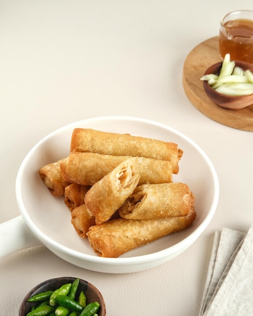 Lumpialunpiaスマラン中部ジャワインドネシアの伝統的な春巻き伝統的な春巻き