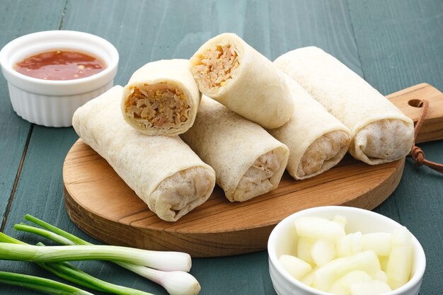 Lumpia of lunpia, traditionele snacks uit Semarang, Indonesië. Traditionele loempia's