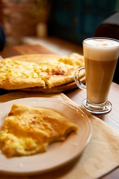 Фото Обед в кафе. хачапури и латте