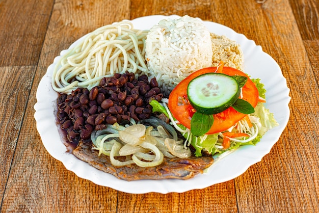 Foto lunch box diversi tipi di cibo con consegna rapida