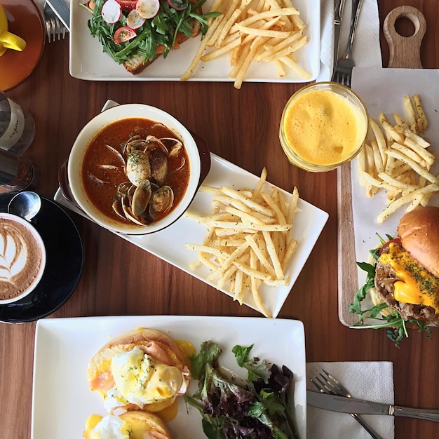 Foto piatti da pranzo sulla tavola