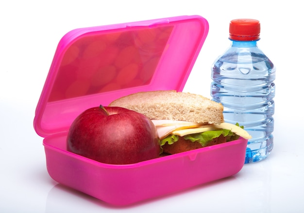 Lunch gezond eten zelfgemaakte sandwich eten geïsoleerd op witte lunchbox