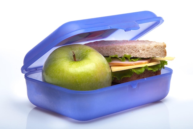 Foto lunch gezond eten zelfgemaakte sandwich eten geïsoleerd op witte lunchbox