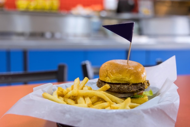 Lunch is op tafel close-up met hamburger rundvlees kaas spek en frietjes