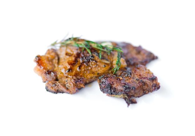 ローズマリーとニンニクで焼いた牛肉ステーキの昼食