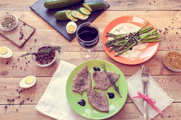 Lunch met steaks, asperges en wijn