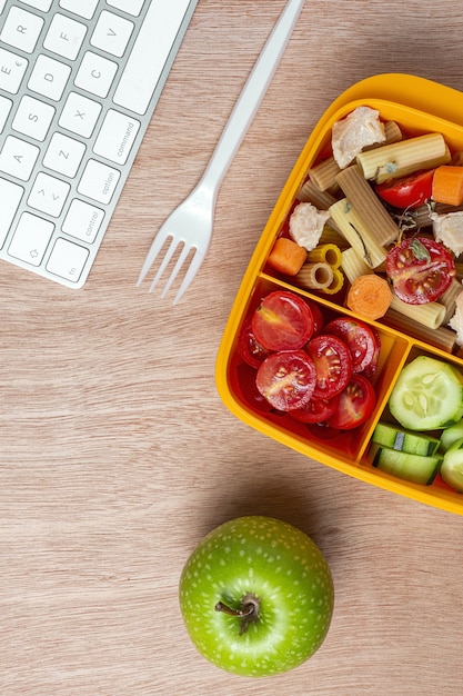 Lunch op de werkplek gezonde sandwich in de buurt van laptop op werktafel. Thuisvoedsel voor kantoorconcept