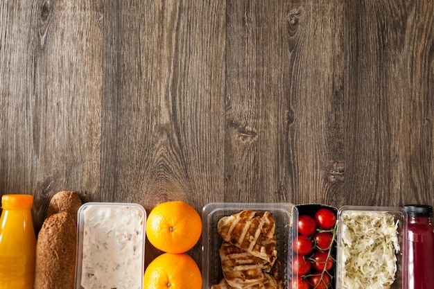 Pranzo confezionato in scatole diverse. mangiare sano e fresco su fondo in legno