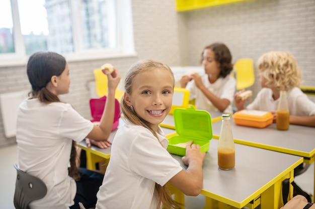 Lunch. Schoolkinderen lunchen in de klas en kijken opgewonden