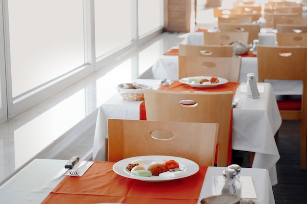 사진 리조트의 현대적인 카페에서 제공되는 점심 식사