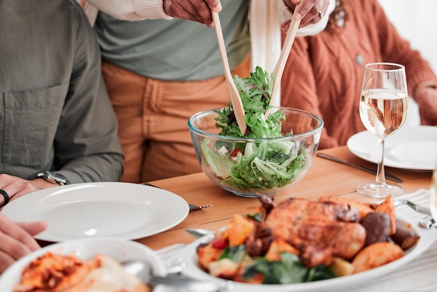 Foto tavolo da pranzo famiglia e piatti piatti cenare o festeggiare insieme insalata affamata e persone che cenano con piatti gourmet godendosi la cucina casalinga e condividendo la cucina durante la cena a casa