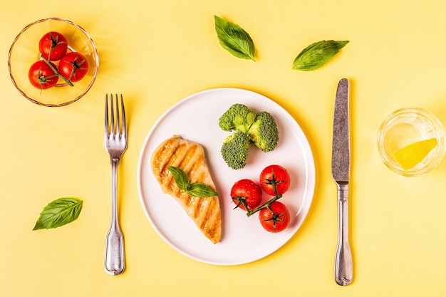 Pranzo con pollo, broccoli e pomodori