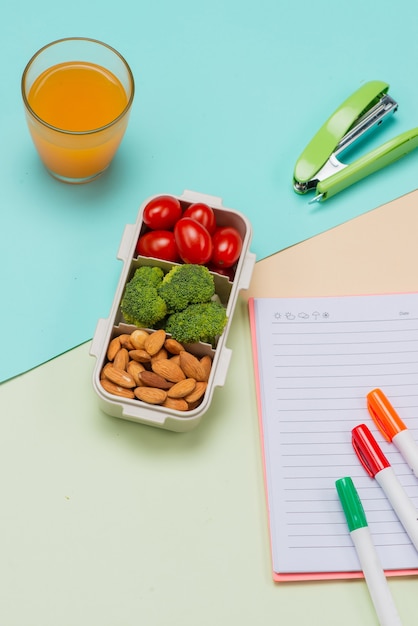 Lunchbox en gezond voedsel op geïsoleerde achtergrond