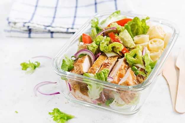 Lunchbox lunchbox met gegrilde kipfilet en pastasalade met verse groenten