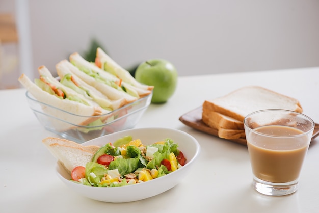 Lunchbox met broodje en fruit