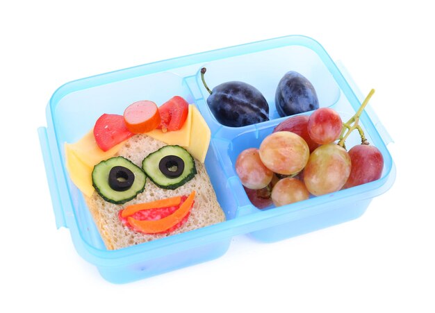 Lunchbox met creatieve boterham en vruchten geïsoleerd op witte achtergrond