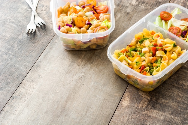 Lunchbox met gezond voedsel klaar om te eten op houten tafel