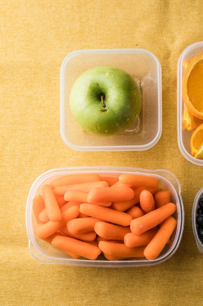 Lunchbox met gezonde snacks Plastic container met fruit en groenten close-up