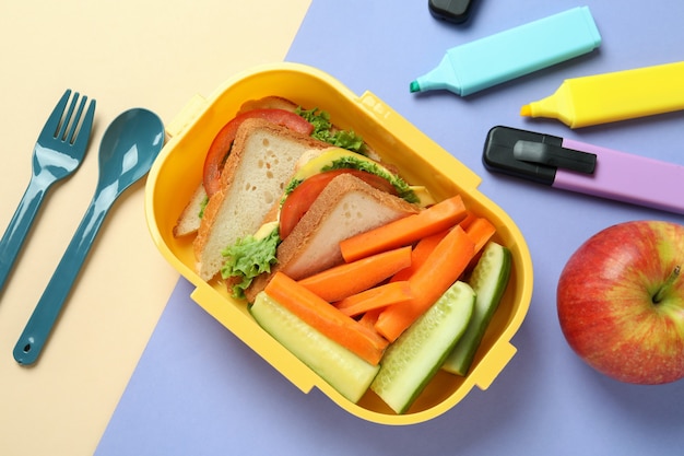 Foto lunchbox met lekker eten op tweekleurige achtergrond