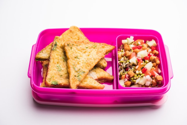 Lunchbox of Tiffin voor Indiase kinderen, inclusief brood Omelet pakora met tomatenketchup of spruitjes, selectieve focus