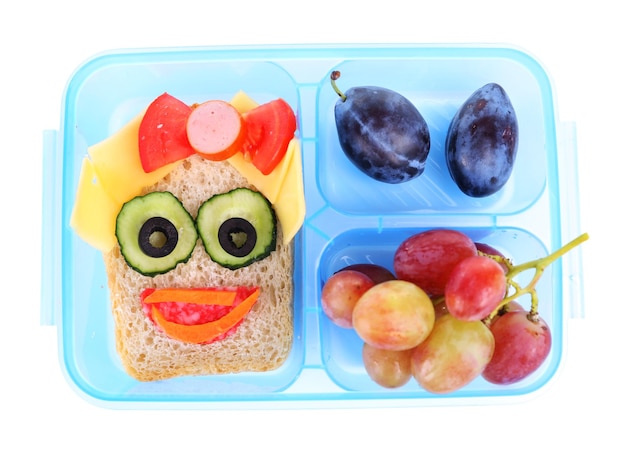 Foto lunchbox con panino creativo e frutta isolati su sfondo bianco