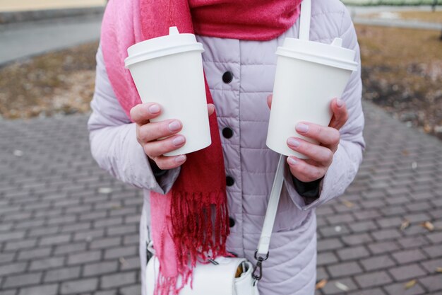 Lunchpauze een meisje eet een taart en drinkt koffie in het park op een bankje eten bezorgen de wens om te w...