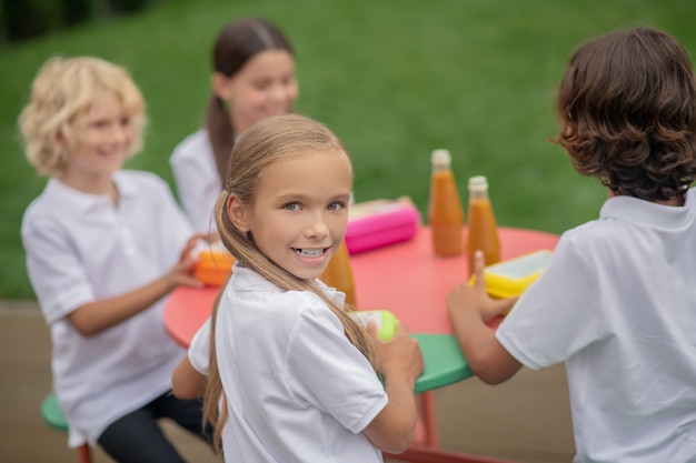 Lunchtijd. Kinderen lunchen samen en zien er tevreden uit