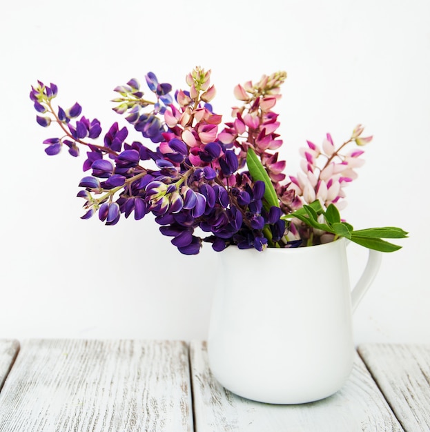 Lupines in de vaas