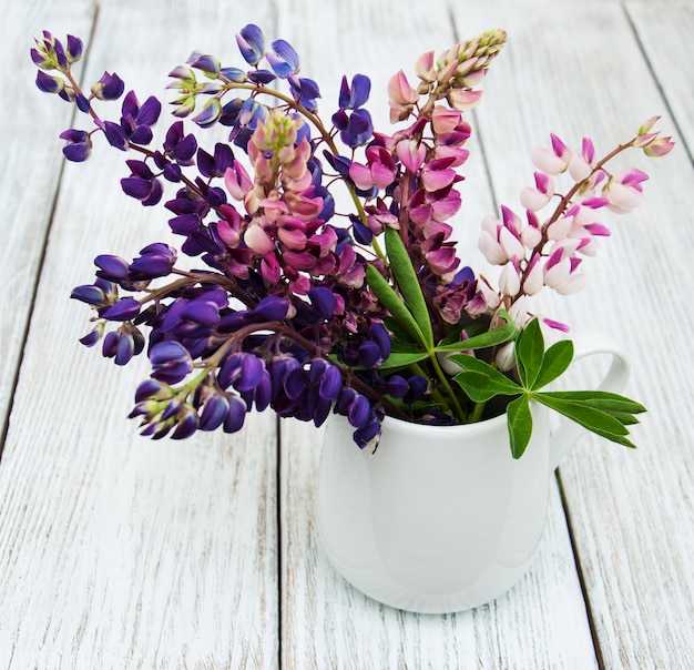 Foto lupines in de vaas