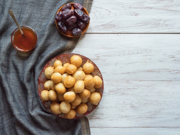 Luqaimat - traditionele zoete bollen van de VAE Zoete Ramadan-bollen.