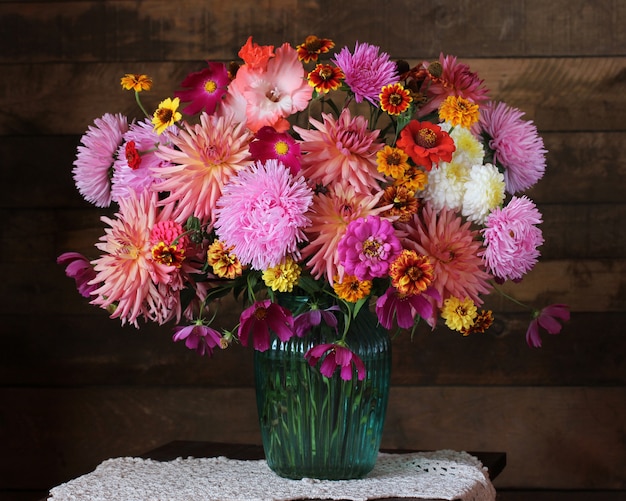 Lussureggiante bouquet di fiori da giardino autunnale in un vaso. aster e dalie.