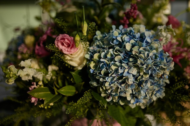 Lussureggiante bouquet di fiori. bouquet fresco e rigoglioso di fiori luminosi.