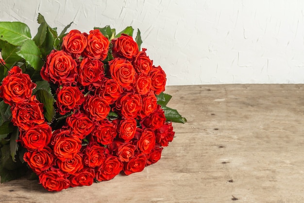 Un rigoglioso bouquet di rose rosse fresche