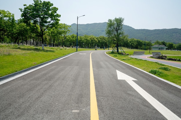 緑豊かな木々や屋外の高速道路