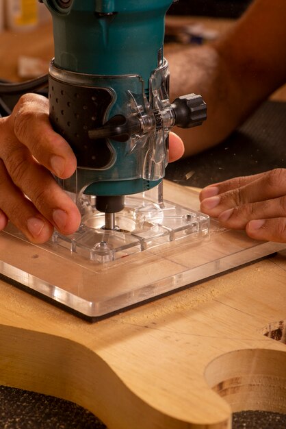 Luthier aan het werk in zijn atelier